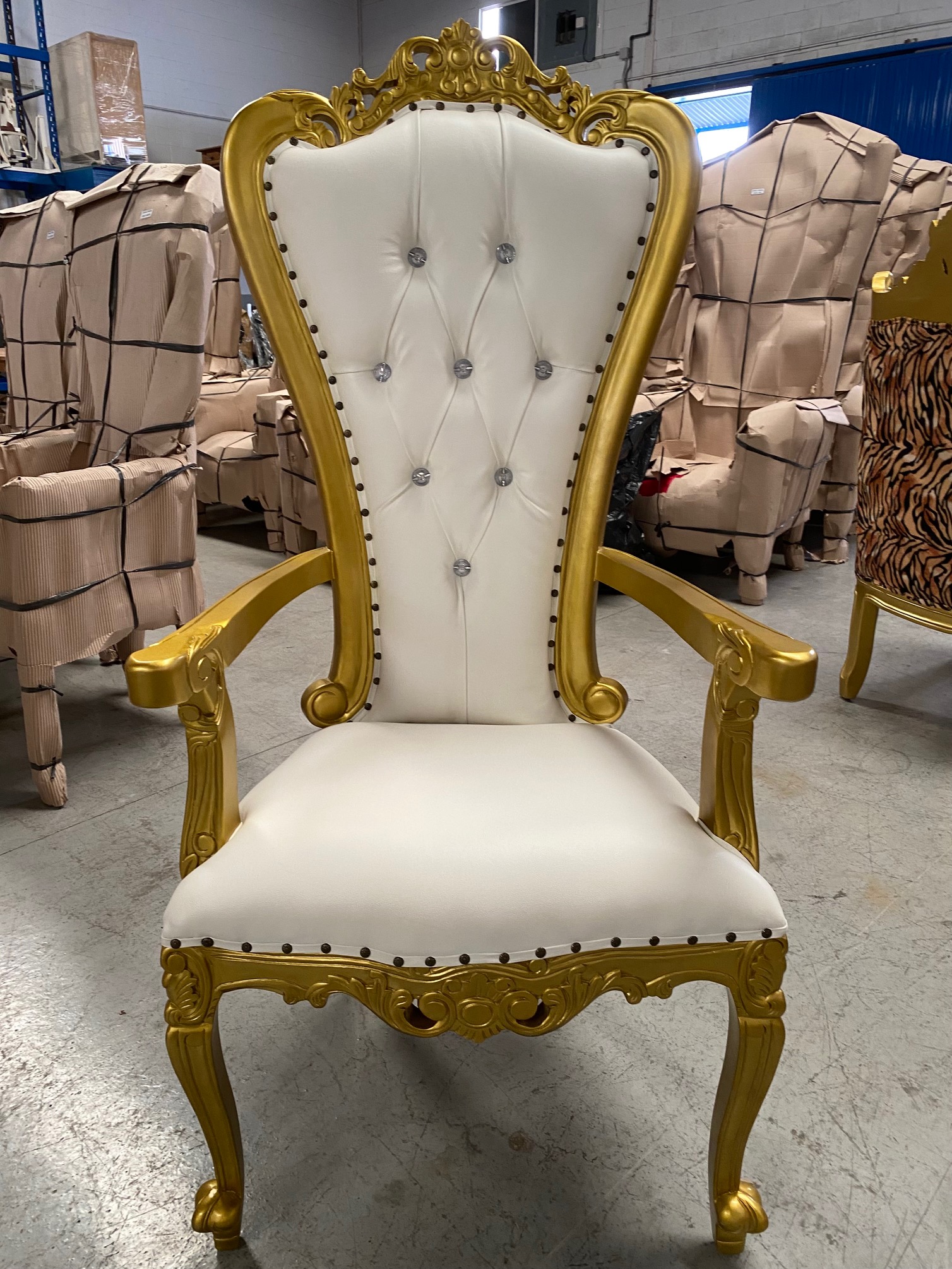 Silla/trono XL con brazos oro/skai blanco con cristales