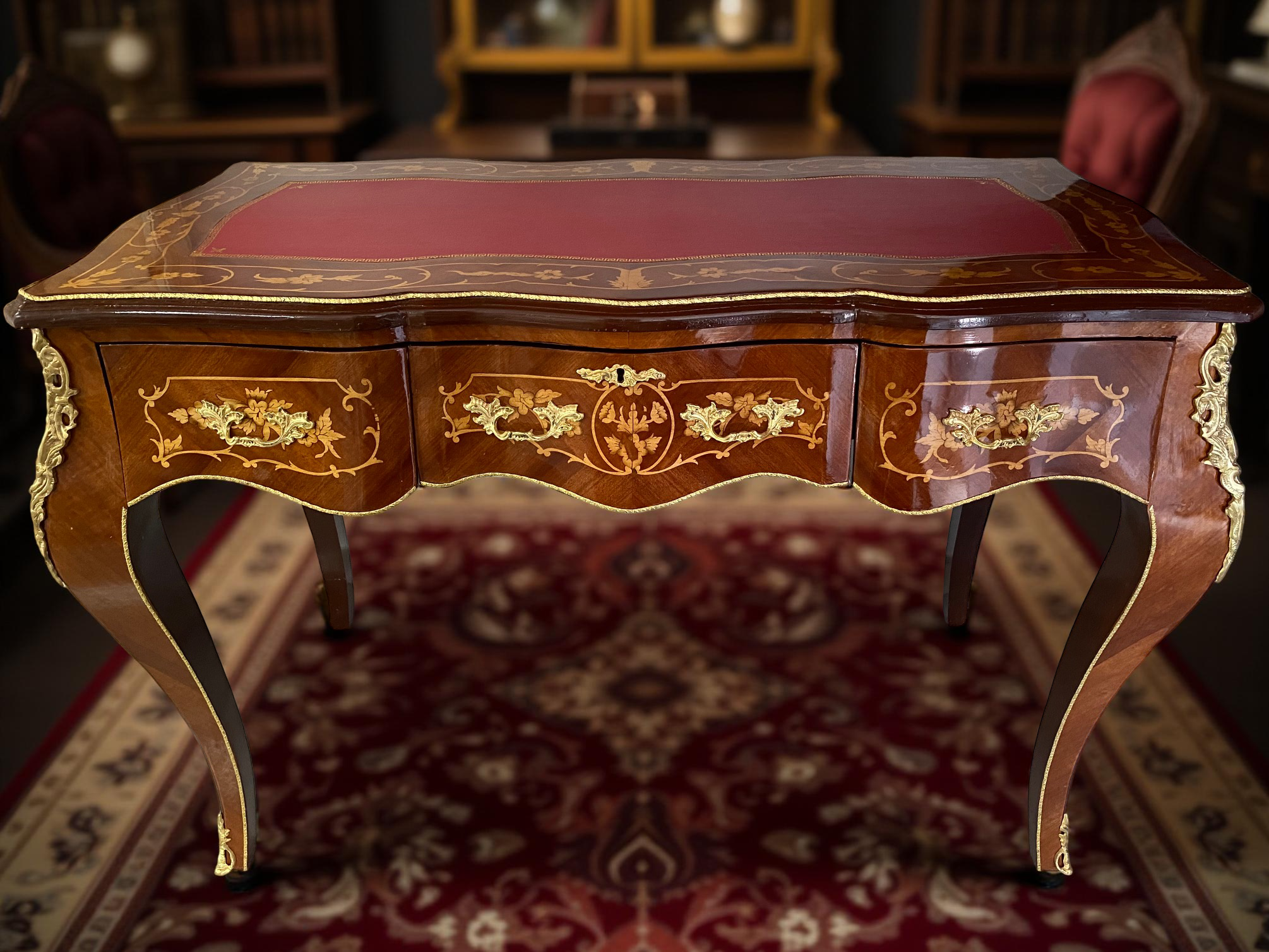 Buro/escritorio Luis XV con marquetería pequeño