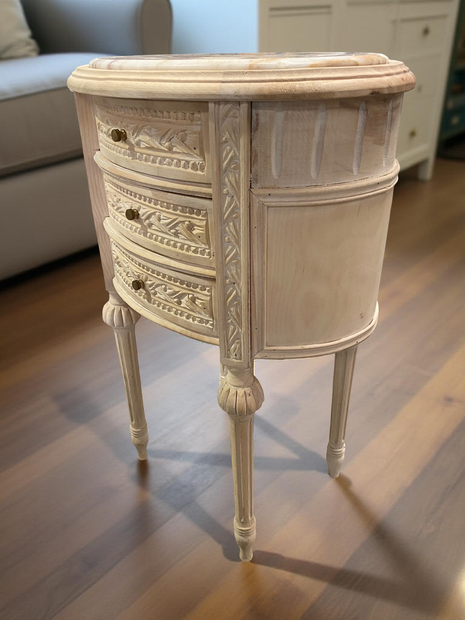 Mesita auxiliar barroco white wash con 3 cajones