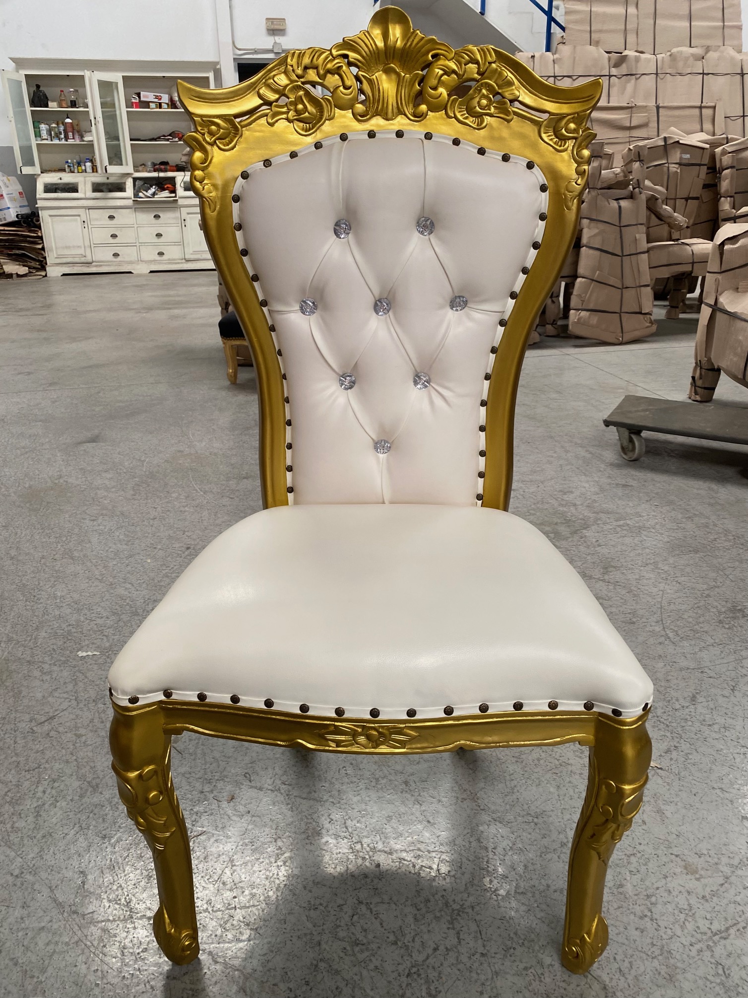 Silla barroca "indo" oro/skai blanco con cristales