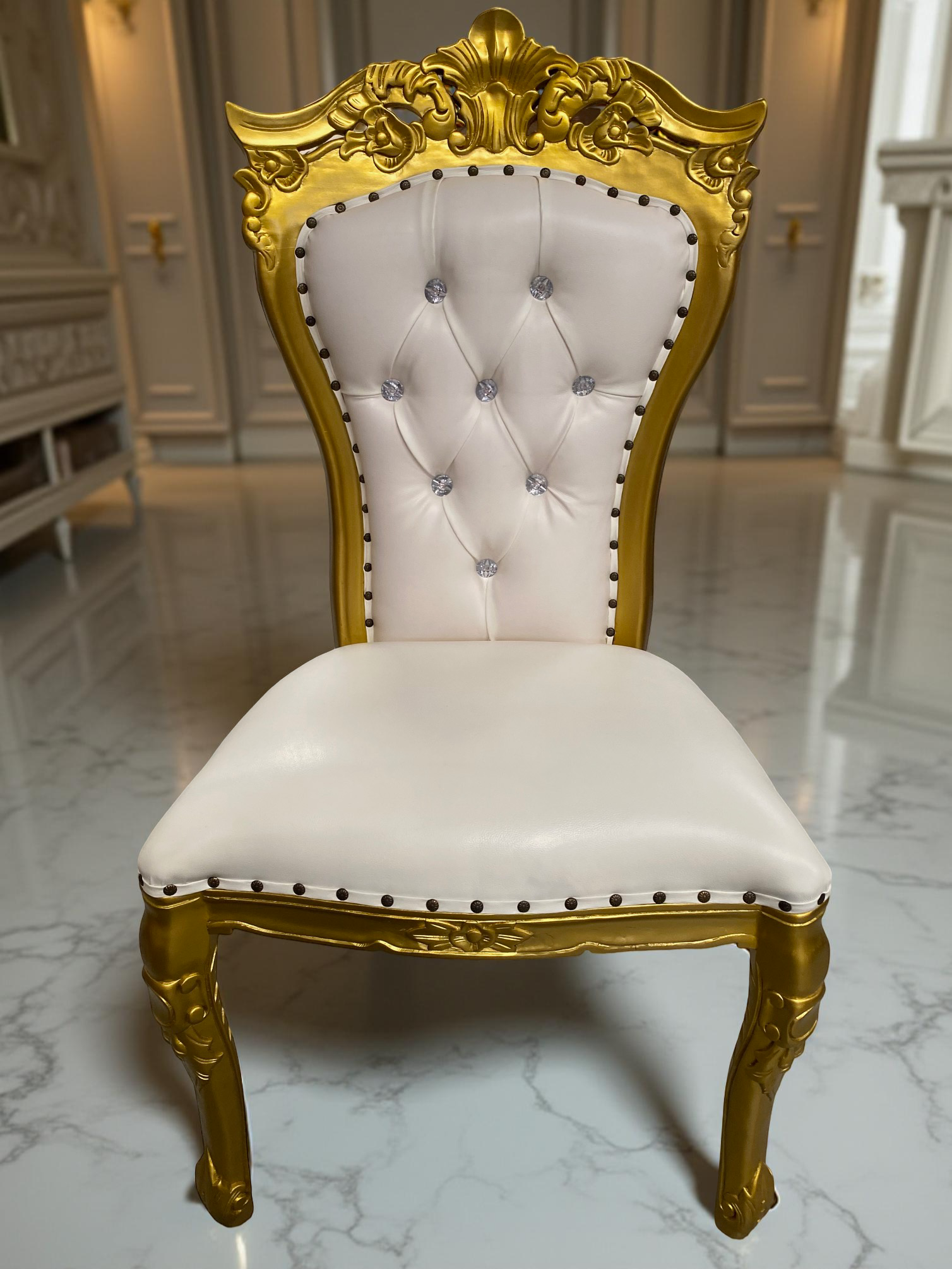 Silla barroca "indo" oro/skai blanco con cristales