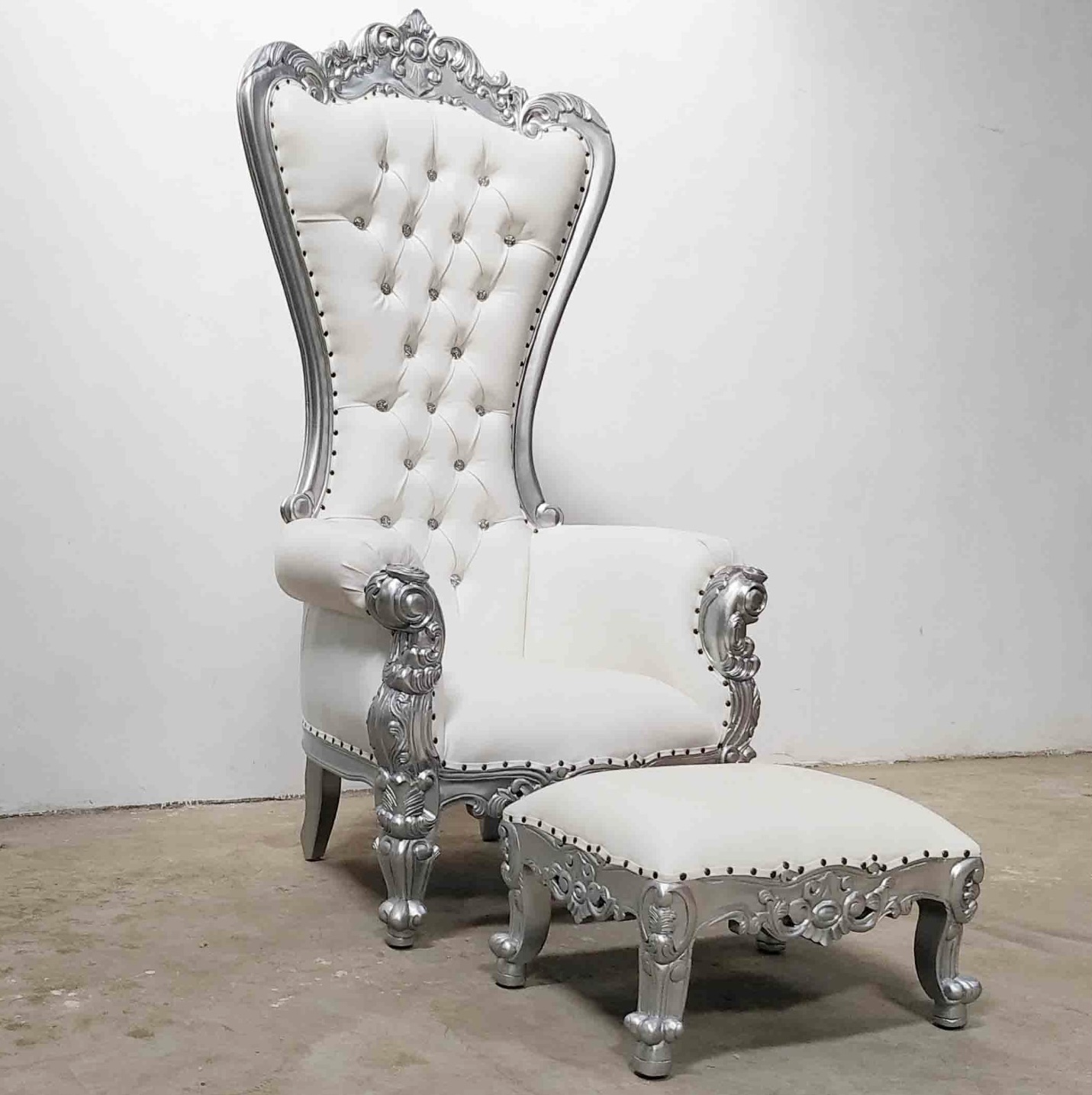 Trono XXL plata/skai blanco con cristales y reposapiés