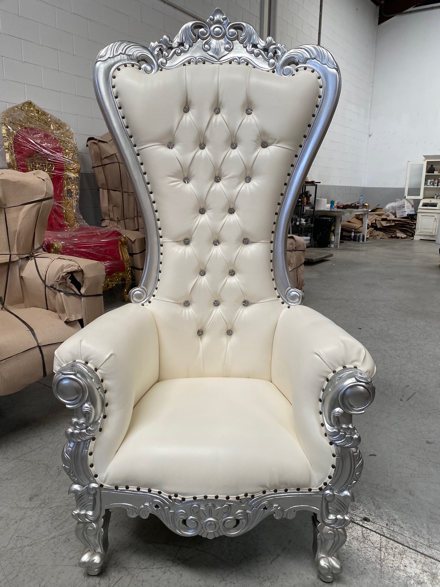 Trono XXL plata/skai blanco con cristales