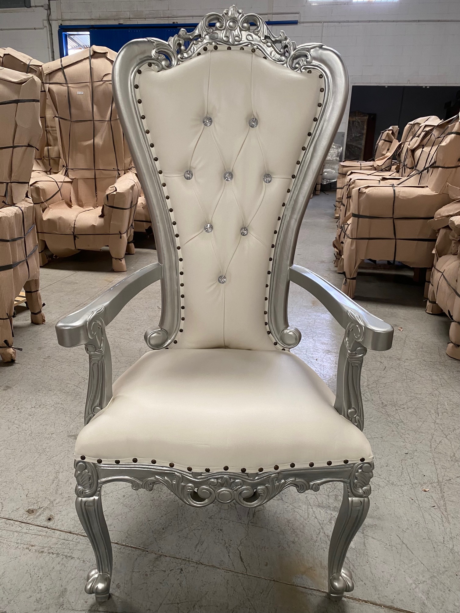 Silla/trono XL con brazos plata/skai blanco con cristales