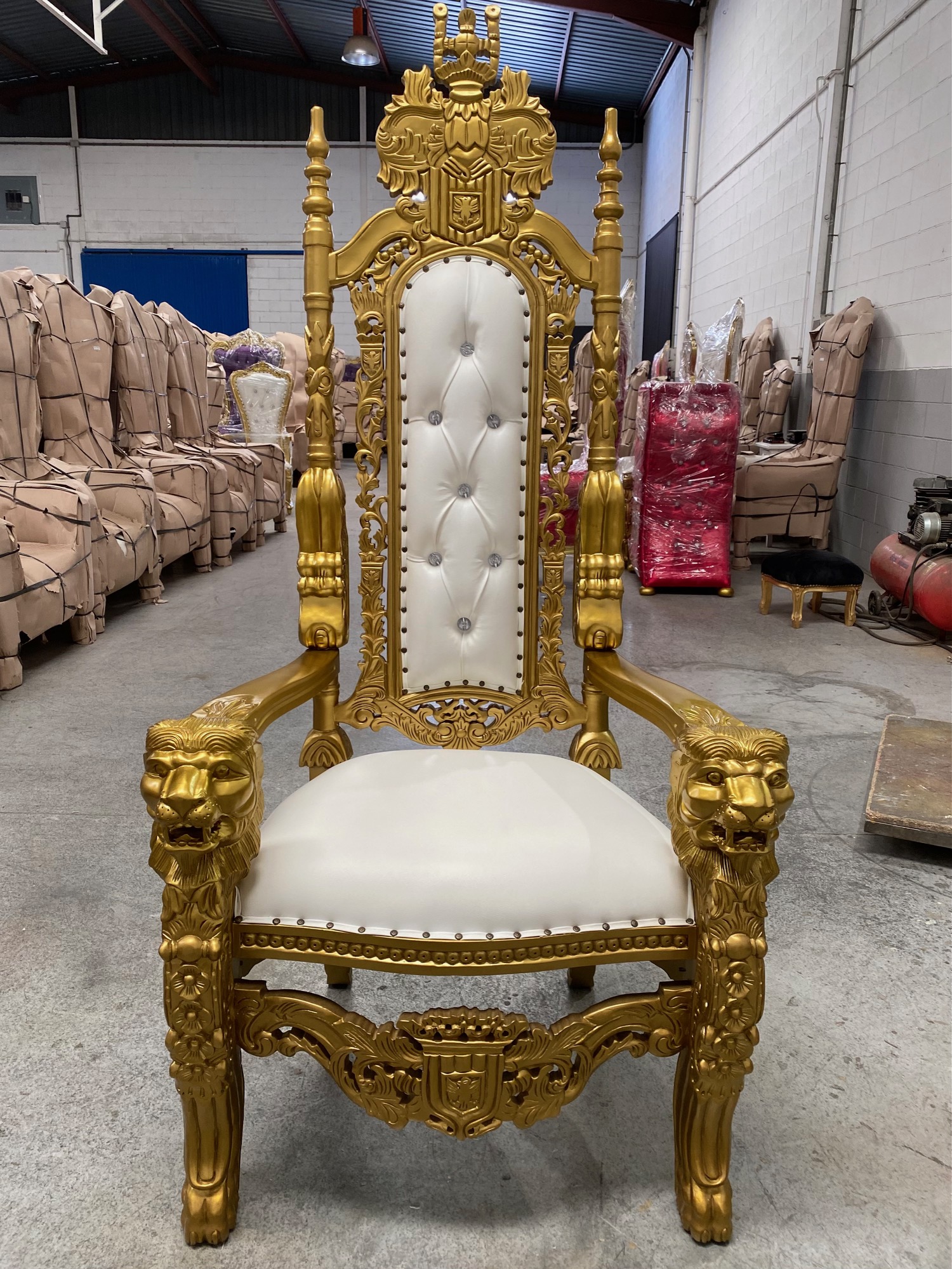 Sillón/trono XXL León oro/skai blanco con cristales