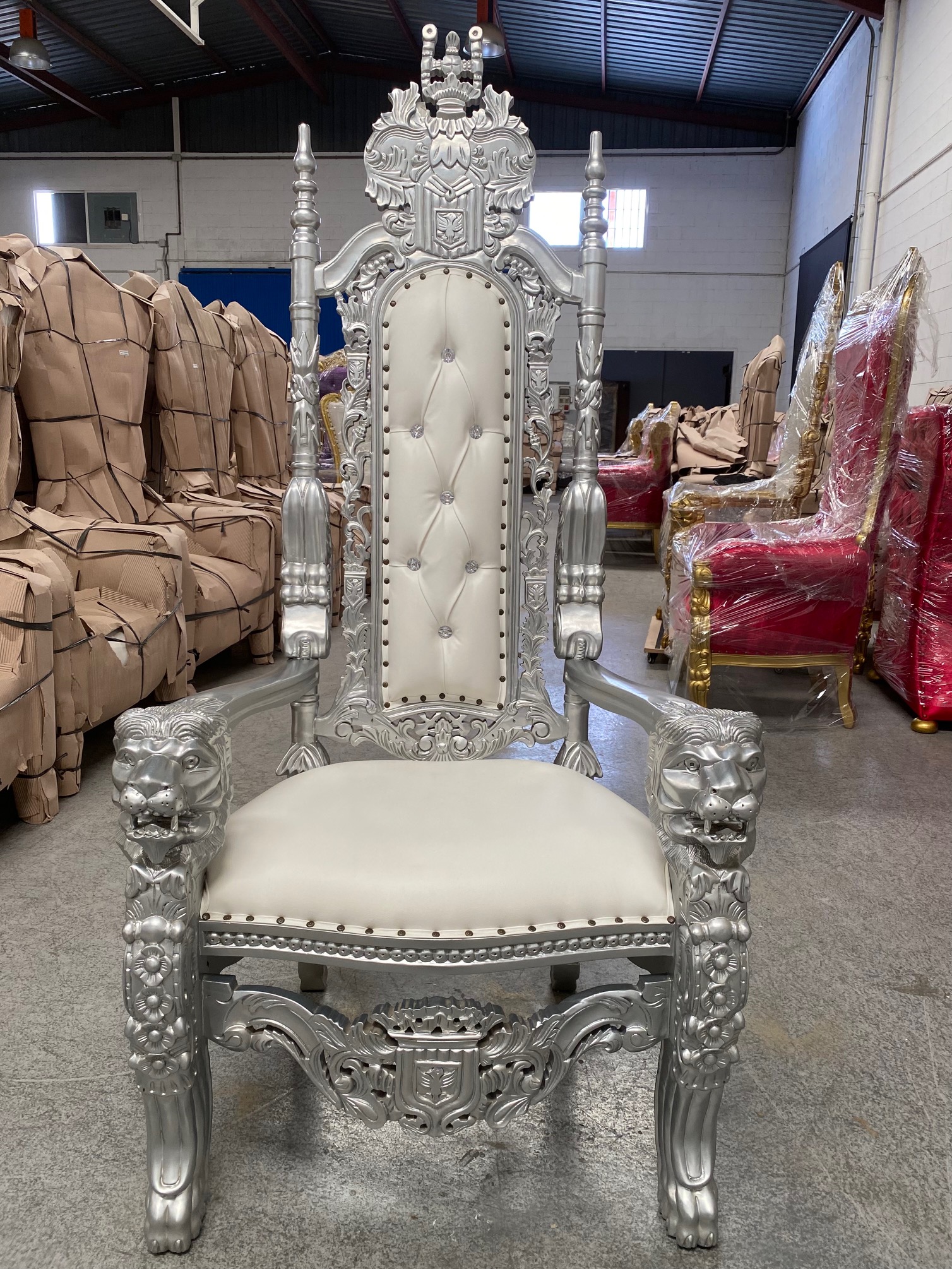 Sillón/trono XXL León plata/skai blanco con cristales