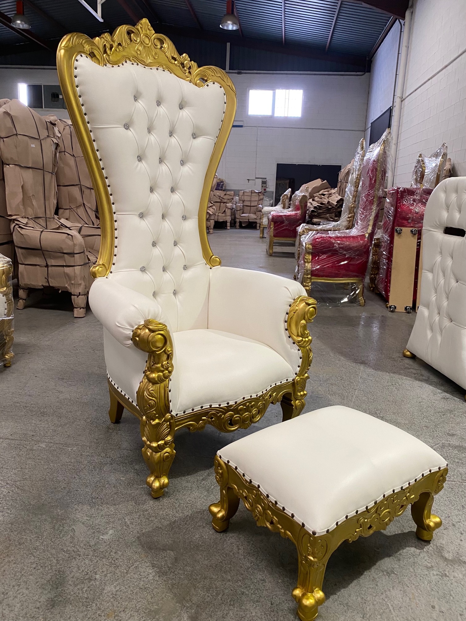 Trono XXL oro/skai blanco con cristales y reposapiés