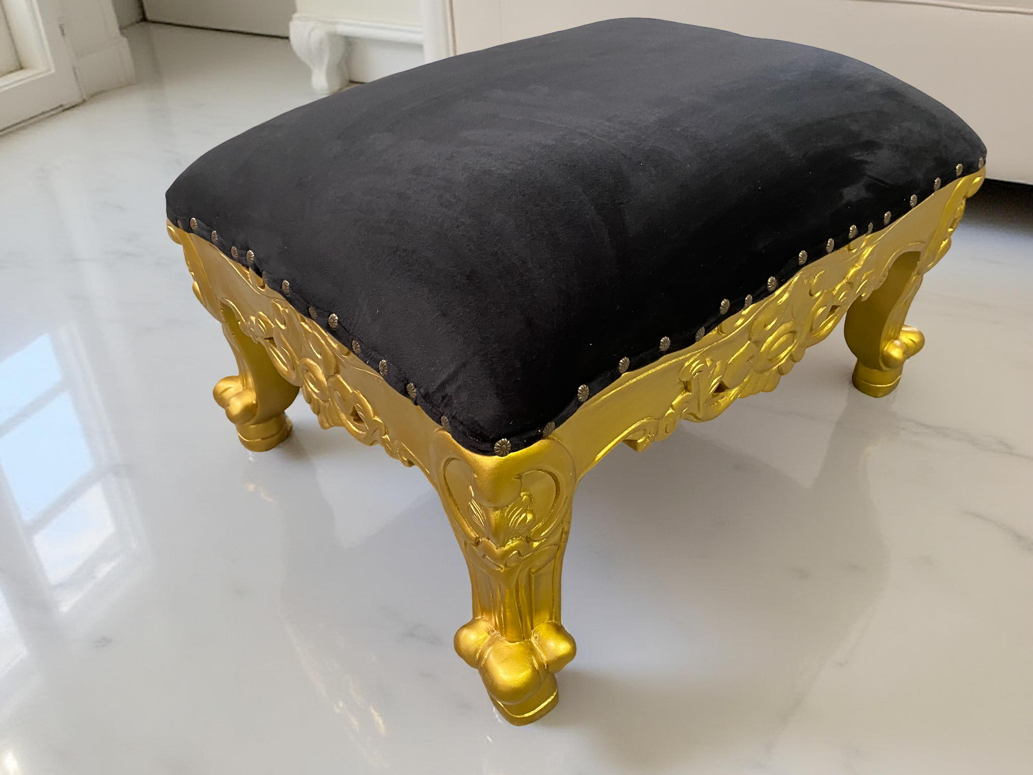 Reposapiés oro/negro